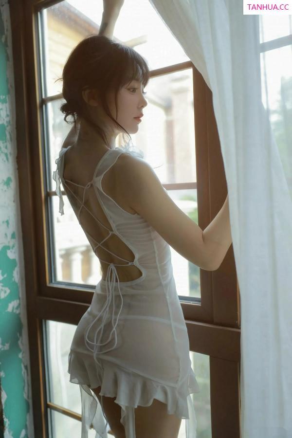 佘贝拉  [XiuRen]高清写真图 2025.09.24 No.10799 佘贝拉Bella 连衣短裙第56张图片